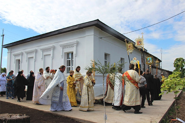 В возрождаемом Александро-Невском монастыре совершено освящение первого храма