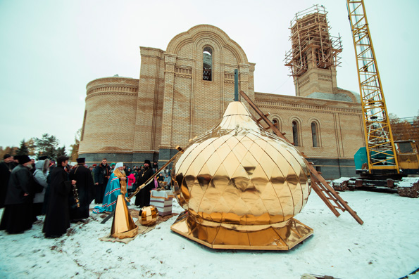 В ходе посещения Набережных Челнов митрополит Феофан освятил купол и крест храма Казанской иконы Божией Матери