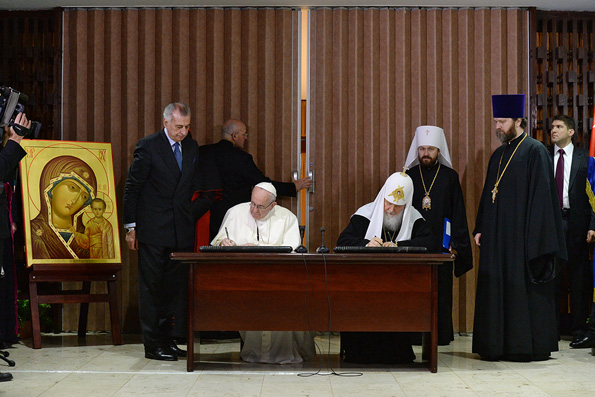 Патриарх Кирилл и Папа Римский Франциск подписали итоговую декларацию под Казанским образом Божией Матери