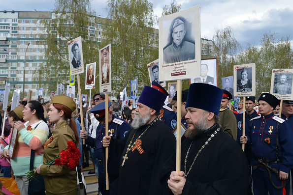 Православные челнинцы вместе с тысячами жителей автограда приняли участие в акции «Бессмертный полк»