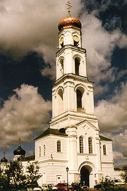 Колокольня с надвратной церковью в честь Архистратига Божия Михаила