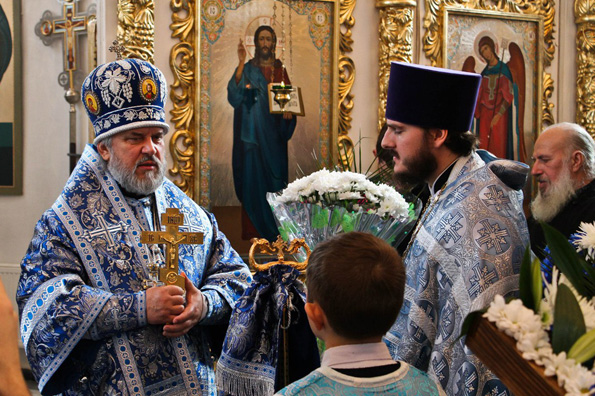 Епископ Пармен в храме села Ульяновка
