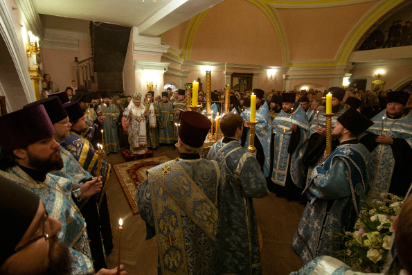 В канун празднования Казанской иконе Божией Матери митрополит Феофан возглавил всенощное бдение на месте обретения святыни