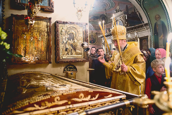 Митрополит Анастасий у мощей святителя Гурия Казанского