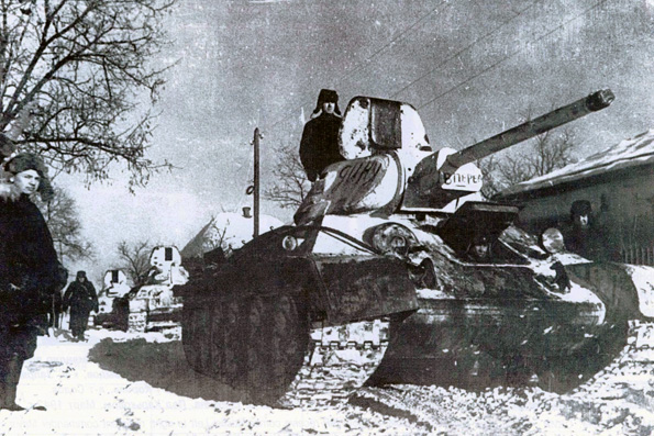 Советские танки Т-34 на улице освобожденного города Изюм (Харьковская область)