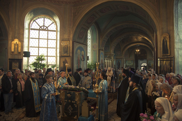 Митрополит Феофан отслужил всенощное бдение в Покровском соборе Елабуги